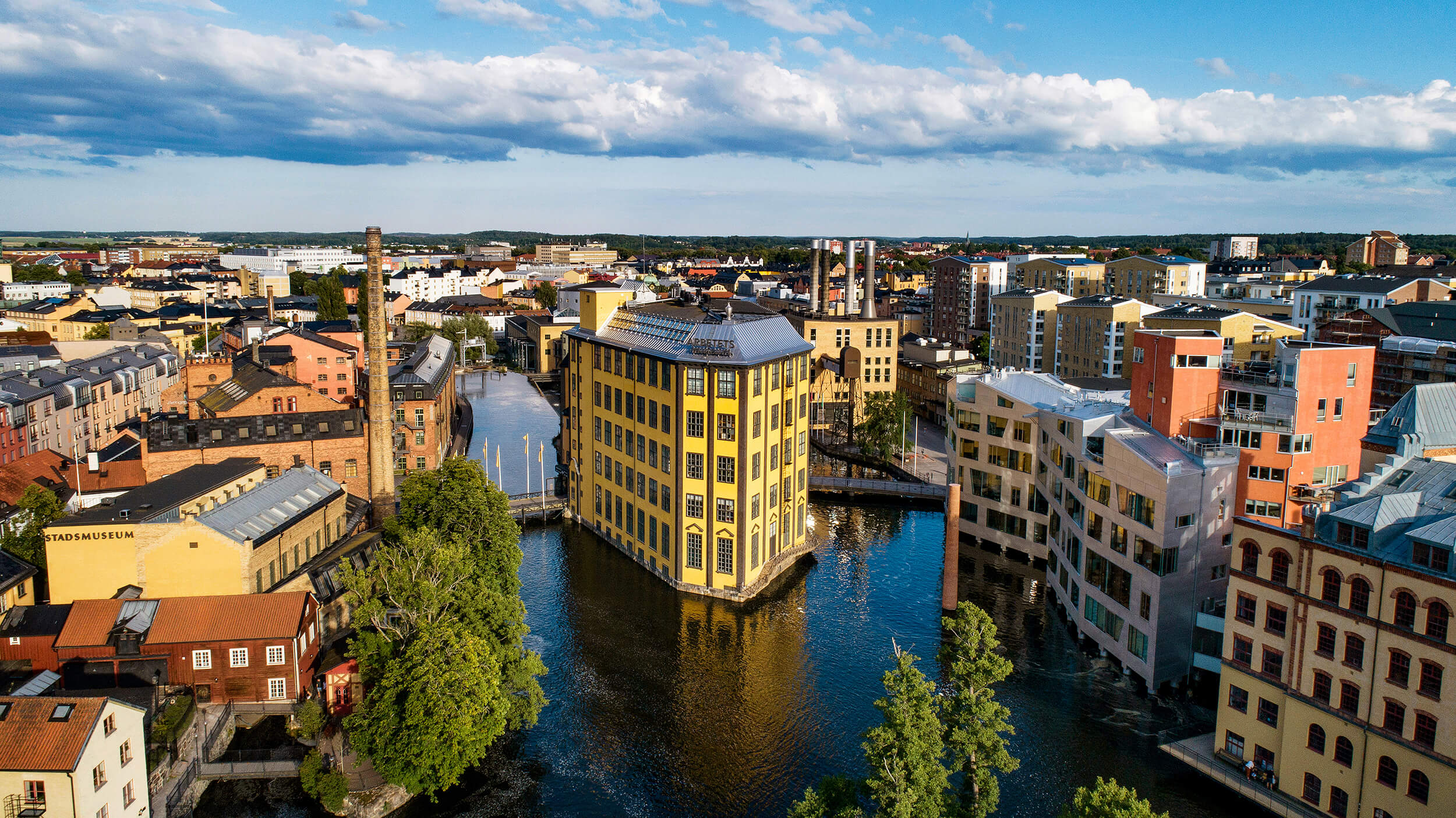 Byggnaden strykjärnet där arbetets museum ligger från ovan.