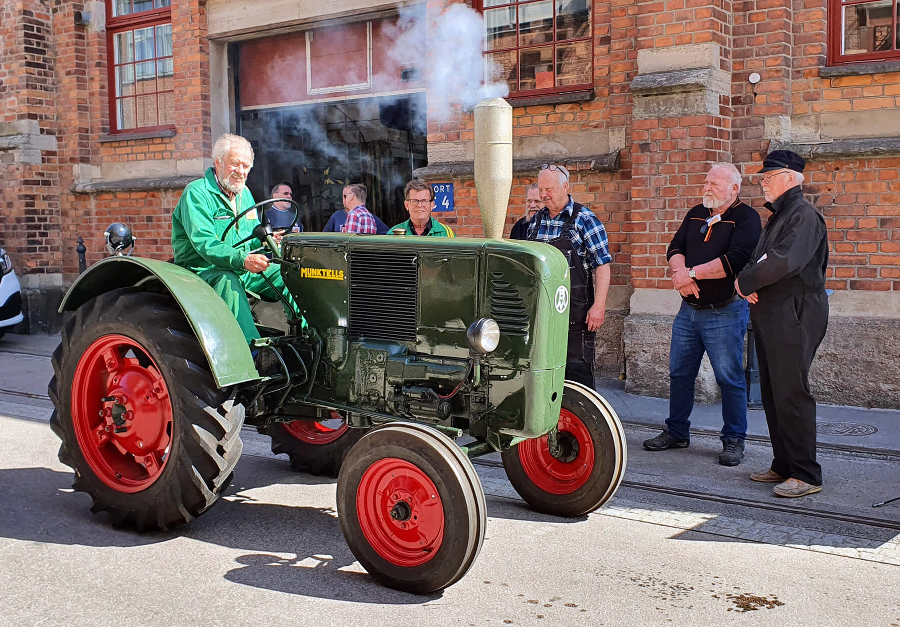 En kursledare sittandes på en traktor.