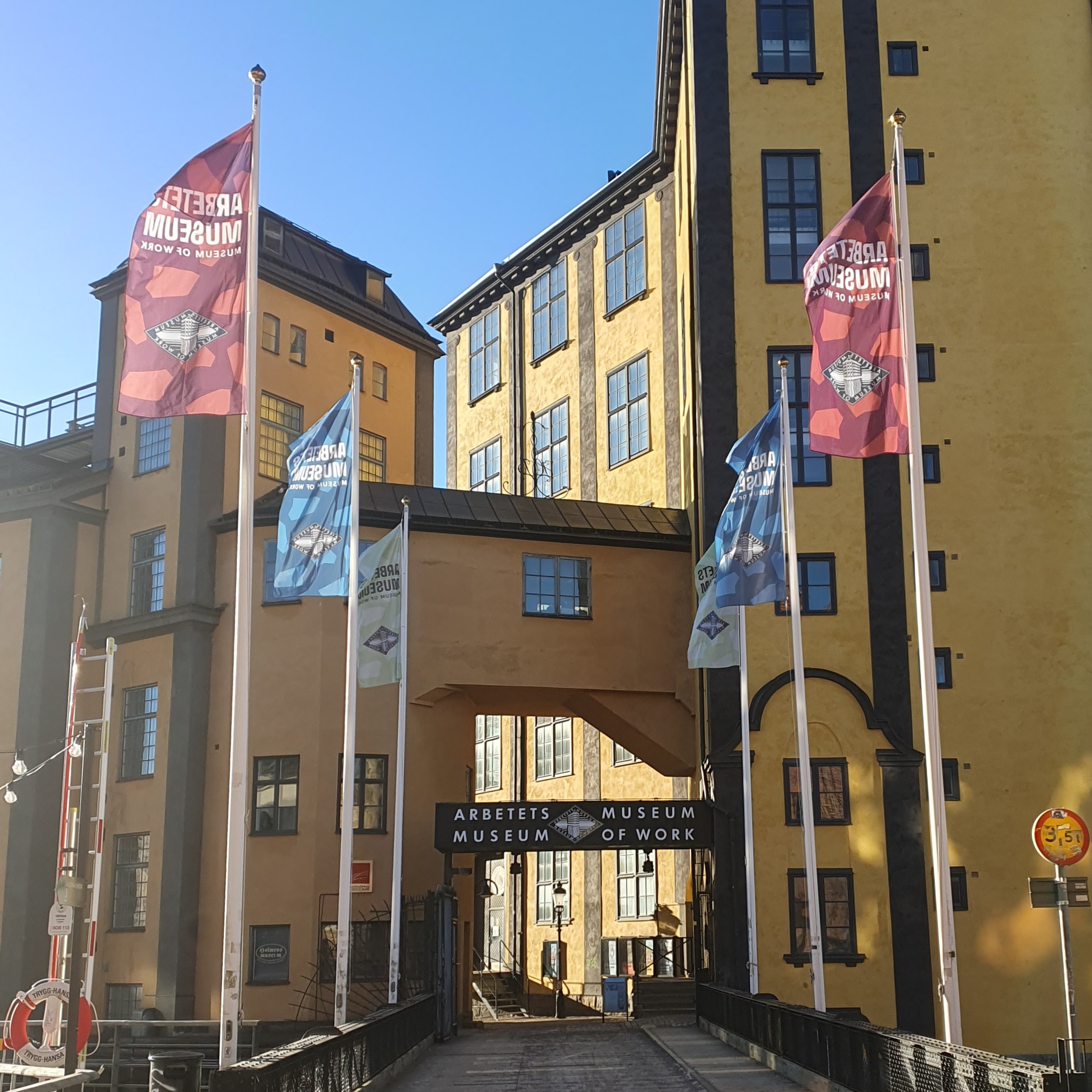 Arbetets museums entré i februarisol.